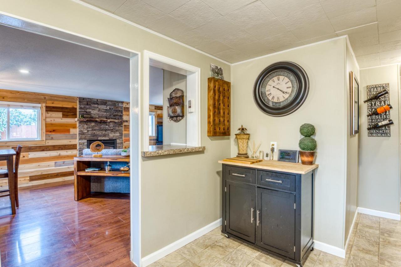 Cozy Coleman St. Cottage Bethel Exteriér fotografie